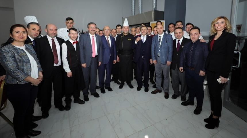 Başkan Burhanettin &Ccedil;oban&rsquo;dan personele veda yemeği