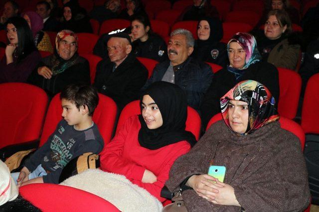 Yozgat’ta şehit yakınları için tiyatro oyunu sergilendi
