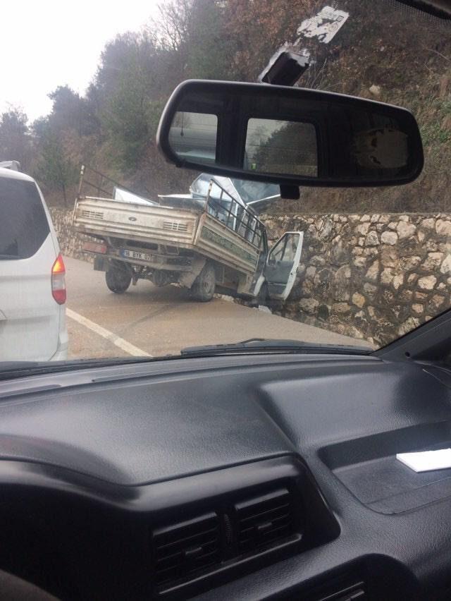 Kamyonet önce minibüse, ardından istinat duvarına çarptı: 3 yaralı