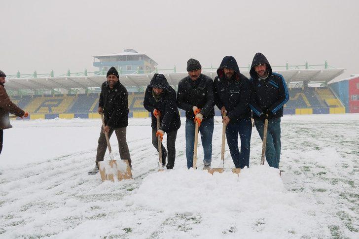 Ağrı Şehir Stadyumu temizleniyor G2