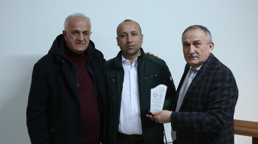 Yaya ge&ccedil;idinde k&ouml;peğe yol veren Parlak, ayın şof&ouml;r&uuml; se&ccedil;ildi