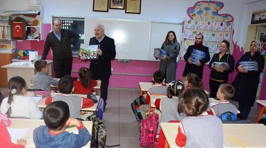 Başkan Yılmaz öğrencilere Satranç Masalı adlı kitabı hediye Etti