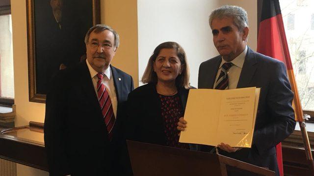 Almanya'dan Niyazi Şahin'e liyakat nişanı