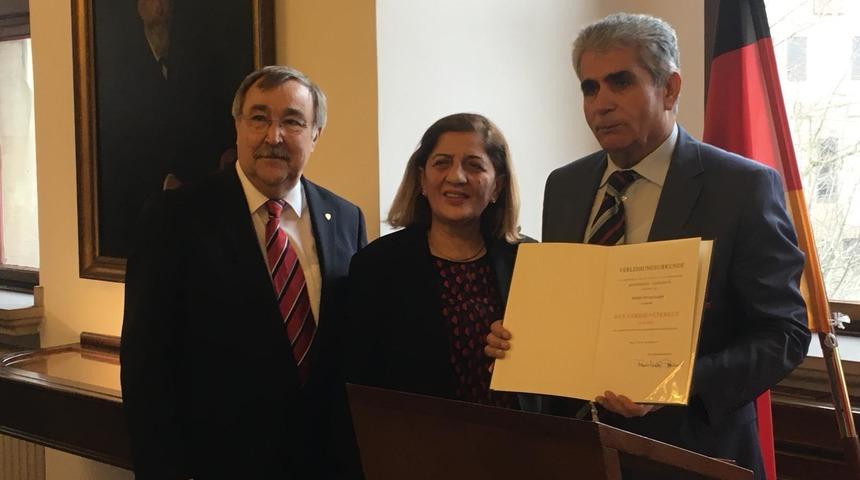 Almanya'dan Niyazi Şahin'e liyakat nişanı