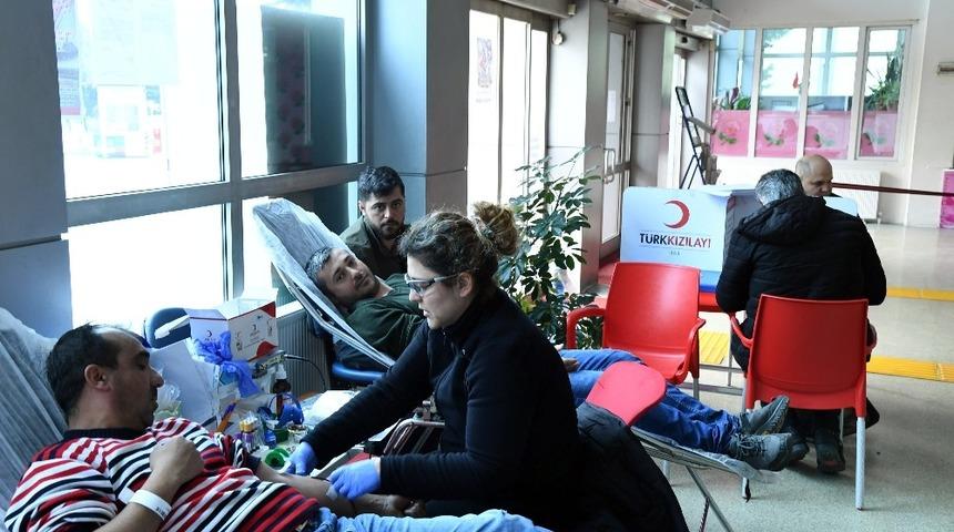 Isparta Belediyesi personelinden kan bağışı