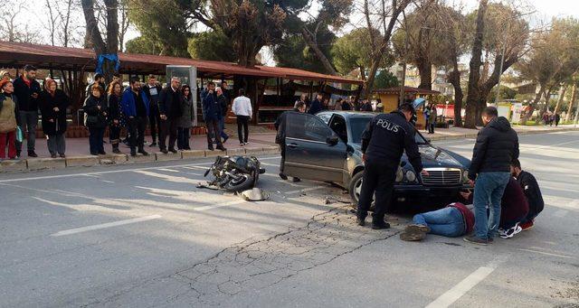 Otomobille çarpışan kasksız motosikletli ağır yaralandı