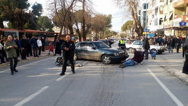 Otomobille çarpışan kasksız motosikletli ağır yaralandı