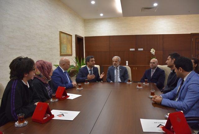 TÜBİTAK bilim ödülü alan öğrencilerden Rektör Çelik’e ziyaret