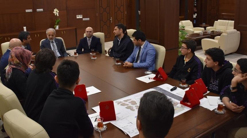 T&Uuml;BİTAK bilim &ouml;d&uuml;l&uuml; alan &ouml;ğrencilerden Rekt&ouml;r &Ccedil;elik&rsquo;e ziyaret