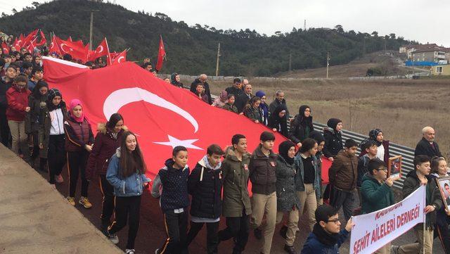 Şehidin anne ve babası, şiir okuyan Feyza Nur'u bağrına bastı