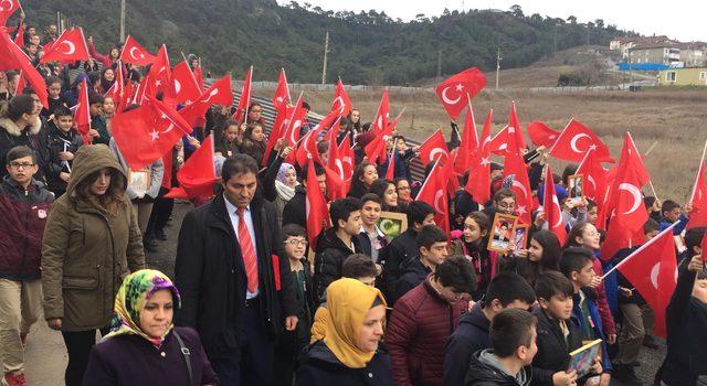 Şehidin anne ve babası, şiir okuyan Feyza Nur'u bağrına bastı