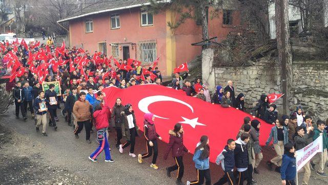 Şehidin anne ve babası, şiir okuyan Feyza Nur'u bağrına bastı