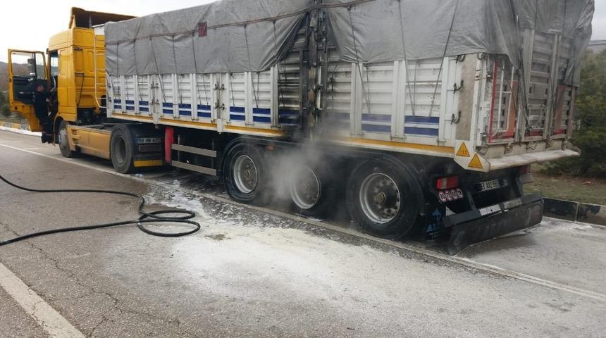 Kırıkkale&rsquo;de seyir halindeki tırın lastikleri alev aldı