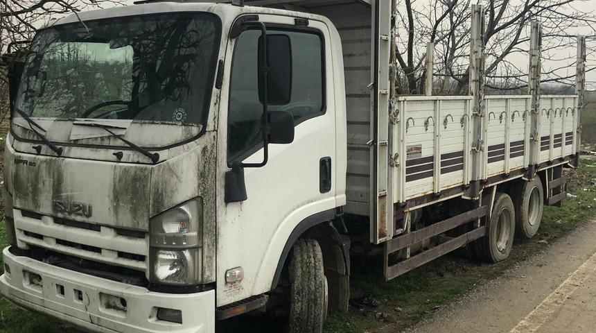 İneg&ouml;l'de iş yerinin &ouml;n&uuml;nden &ccedil;alınan kamyon, terk edilmiş halde bulundu