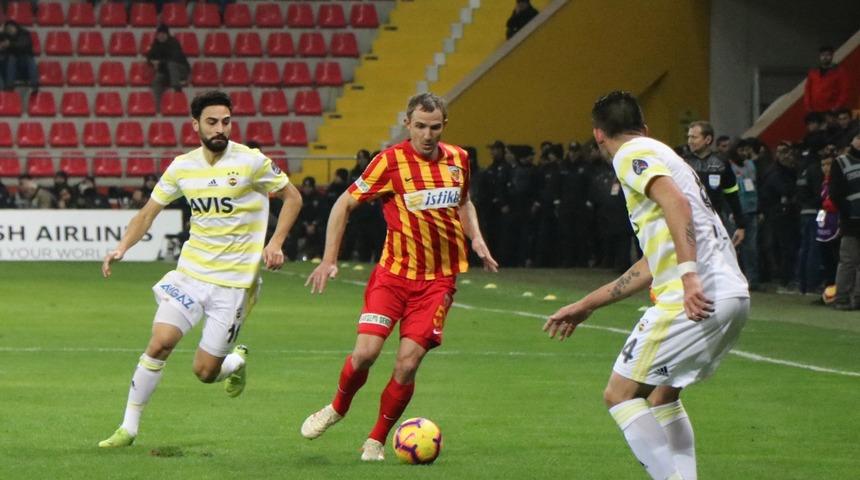 Fenerbahçe'de sakatlanan Mehmet Ekici ikinci yarıya çıkamadı