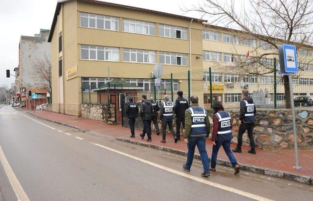 Çeşitli suçlardan aranan 27 kişi okul çevresi denetiminde yakalandı