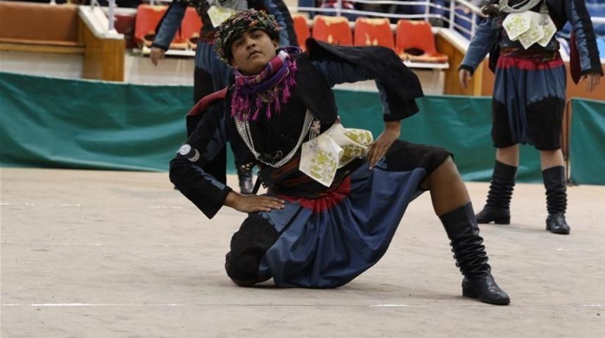 Halk oyunları yarışmaları b&uuml;y&uuml;k beğeni topladı