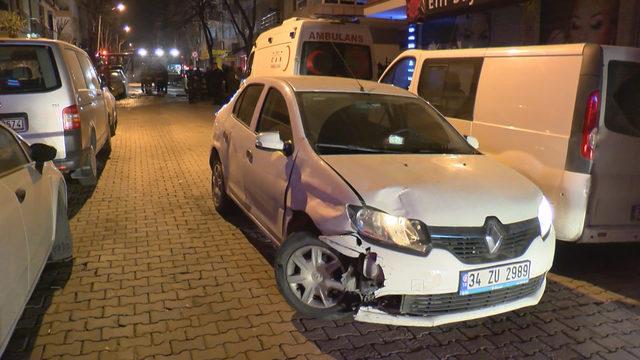 Avcılar'da kaza yapan motosiklet alev aldı, 2 otomobil yandı