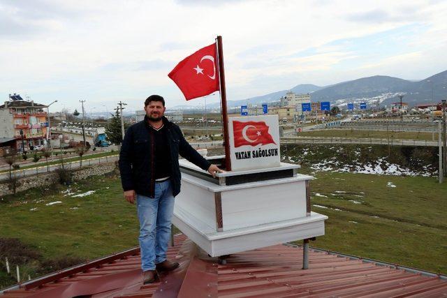 İlginç fikirli muhtar adayı şimdiden mezarı çatıya çıkardı