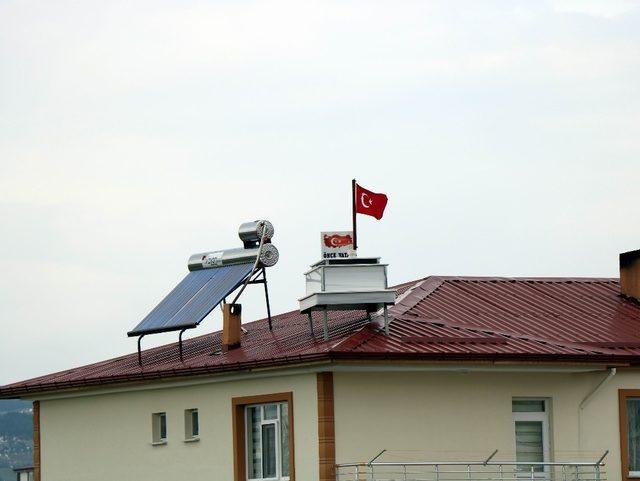 İlginç fikirli muhtar adayı şimdiden mezarı çatıya çıkardı