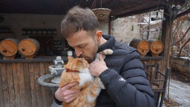 (Özel Haber) Bu kedi sabah sporu yapıyor, haber izliyor ve kapı açıyor