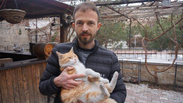 (Özel Haber) Bu kedi sabah sporu yapıyor, haber izliyor ve kapı açıyor