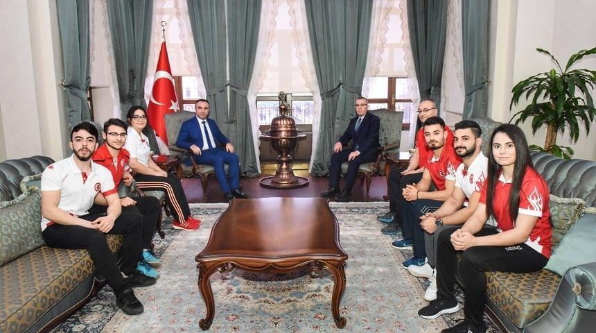 Mille sporcular Vali Soyt&uuml;rk&rsquo;&uuml; ziyaret etti