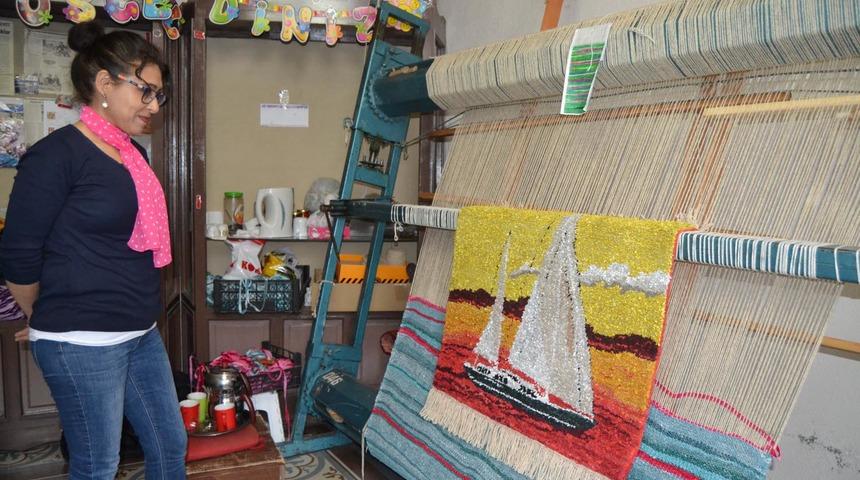 Atık derilerden dekoratif halılar dokuyor