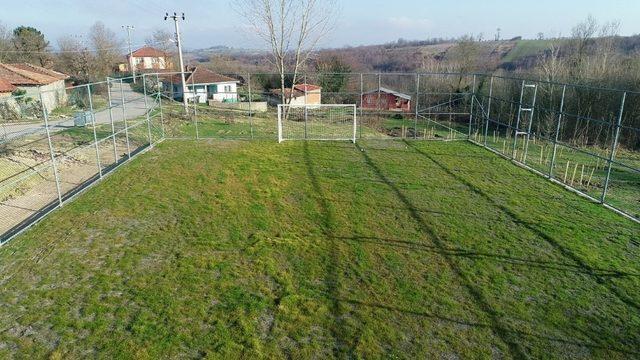 Kandıra’nın köylerine futbol sahası