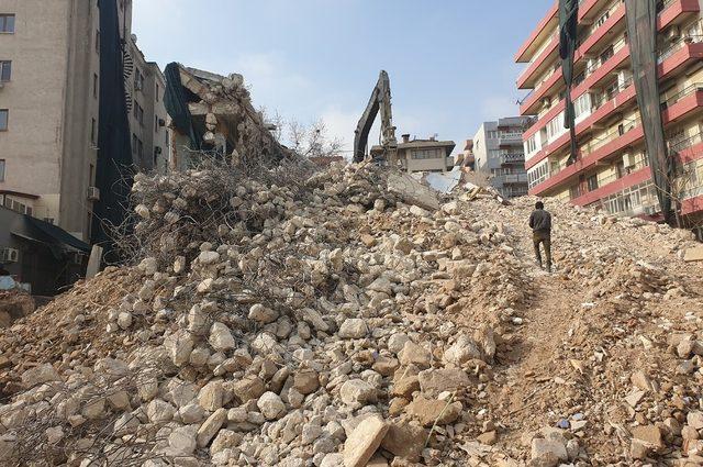 Rektör Bağ, yıkımı sürdürülen eski PAÜ Hastanesi’nde inceleme yaptı