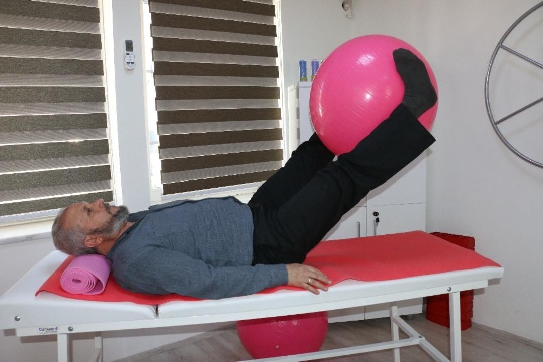 Yaşlılar &lsquo;Aktif Yaşlı Merkezi&rsquo;nde hayata tutunuyor