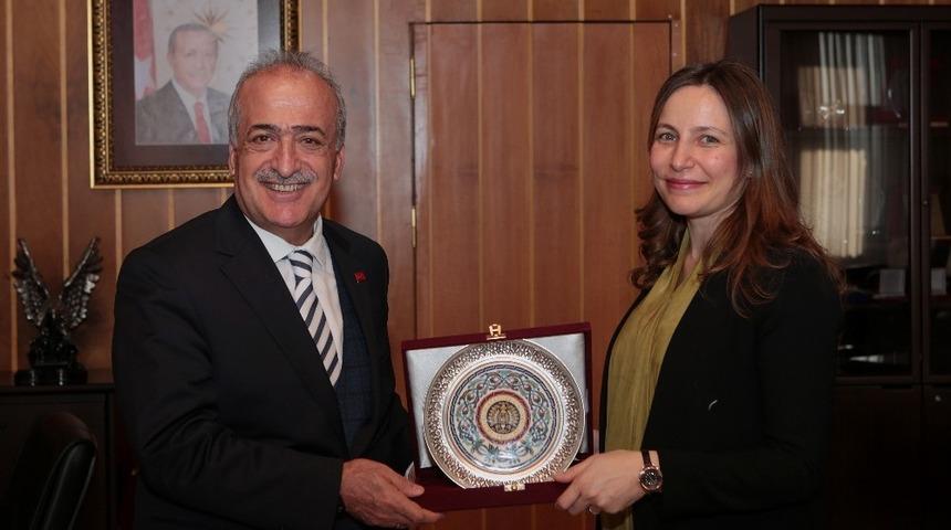 Rekt&ouml;r &Ccedil;omaklı, Araştırma Teşvik &Ouml;d&uuml;l&uuml;n&uuml; kazanan Do&ccedil;. Dr. Yurtcan&rsquo;ı tebrik etti