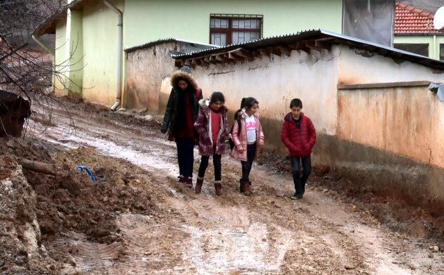 Mahallelinin çamurlu yol tepkisi