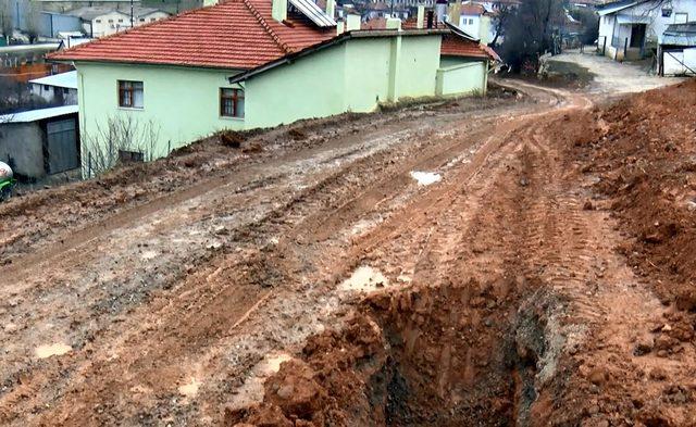 Mahallelinin çamurlu yol tepkisi