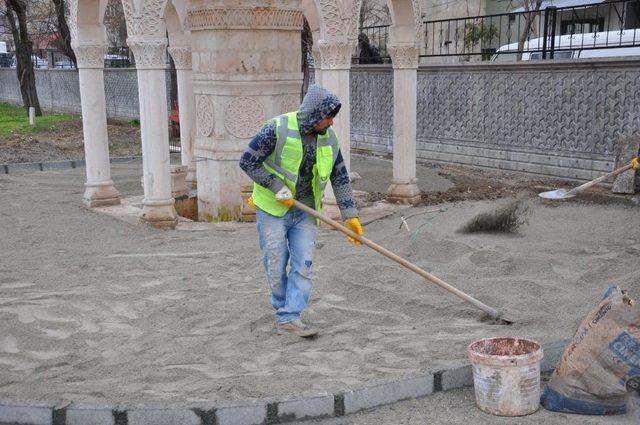 Siirt’te mezarlıklarda parke serim çalışması başlatıldı