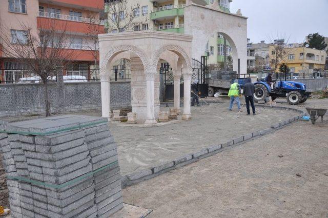 Siirt’te mezarlıklarda parke serim çalışması başlatıldı