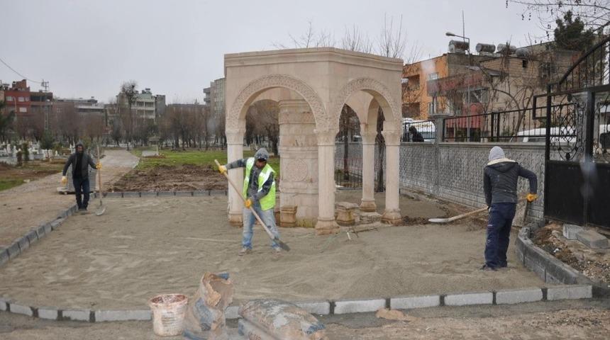 Siirt’te mezarlıklarda parke serim çalışması başlatıldı