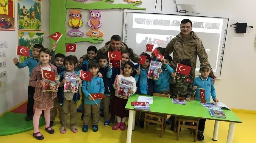 Jandarma minik öğrencinin isteğini geri çevirmedi