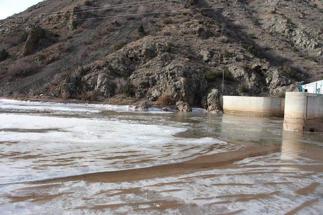 Oltu’da soğuk hava etkili olmaya başladı