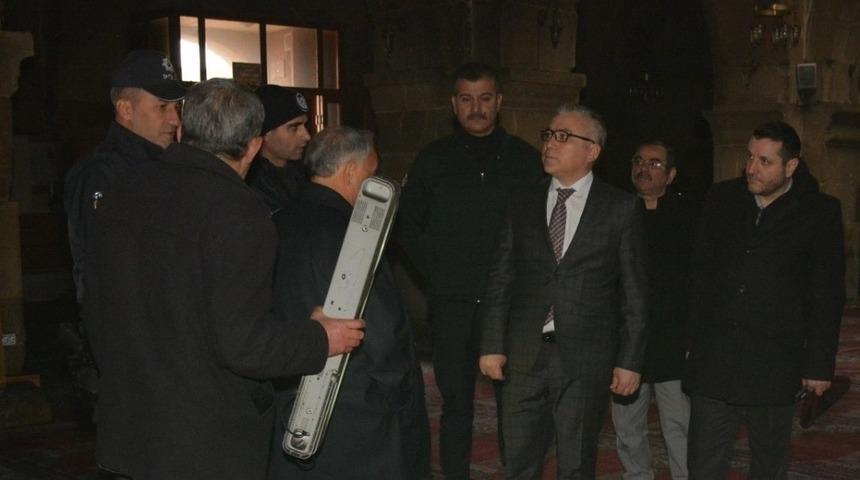 Vali Şimşek yangın çıkan camiyi inceledi