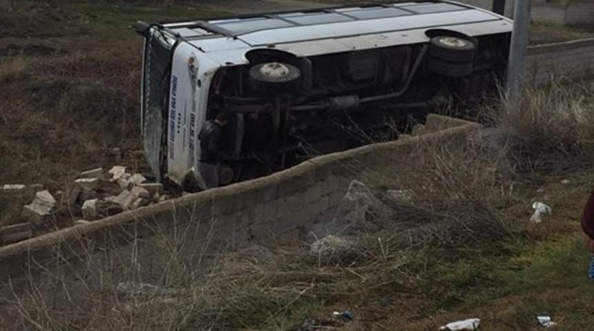 Midibüs devrildi:2 yaralı