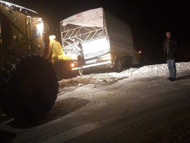 Van’da yoldan çıkan aracı belediye ekipleri kurtardı