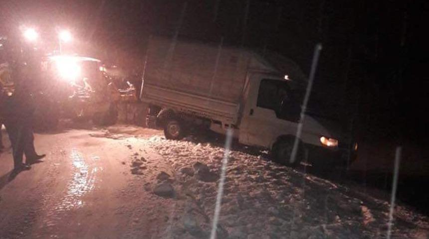 Van&rsquo;da yoldan &ccedil;ıkan aracı belediye ekipleri kurtardı