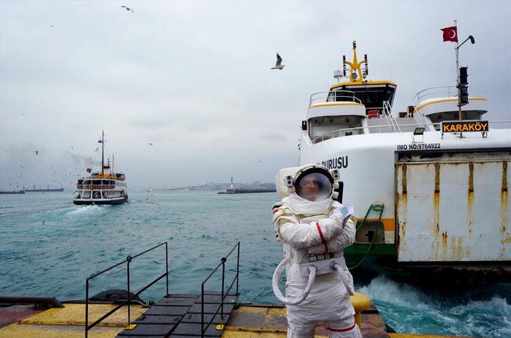 İstanbul'un konuştuğu astronot metrobüsten sonra şimdi de vapura bindi G1
