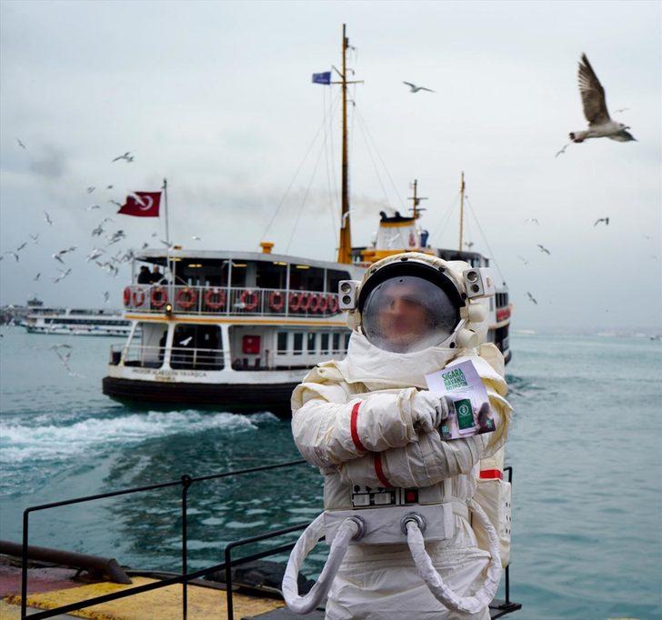 İstanbul'un konuştuğu astronot metrobüsten sonra şimdi de vapura bindi G3