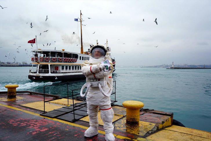 İstanbul'un konuştuğu astronot metrobüsten sonra şimdi de vapura bindi G4