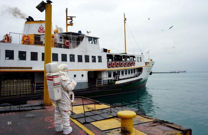 İstanbul'un konuştuğu astronot metrobüsten sonra şimdi de vapura bindi G5