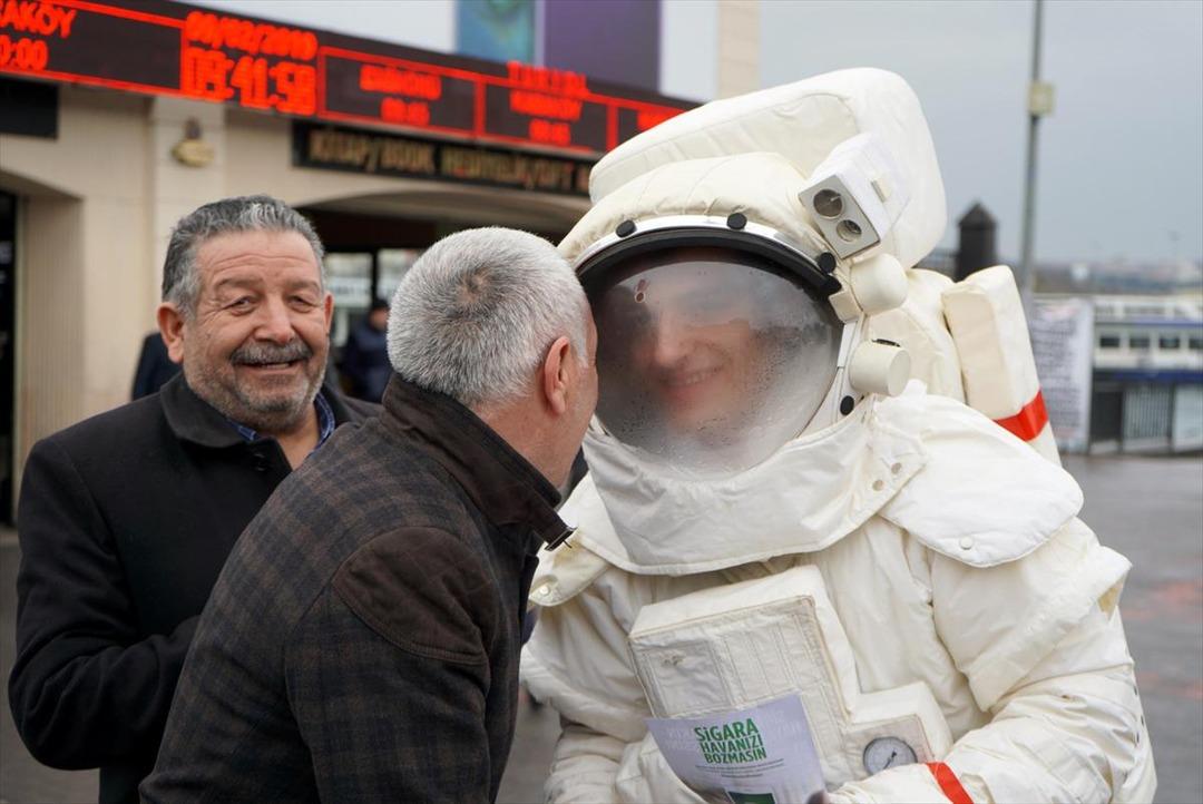 İstanbul'un konuştuğu astronot metrob&uuml;sten sonra şimdi de vapura bindi