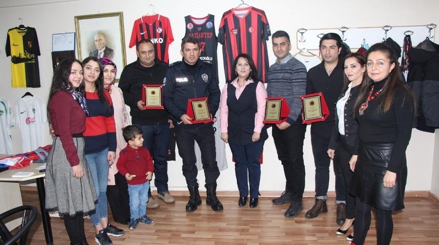 Kadın taraftarlar polisleri unutmadı