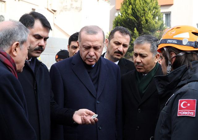 Erdoğan enkaz alanında incelemede bulundu 